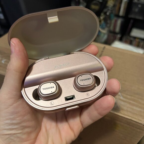 Toshiba Wireless Earbuds Ear Pods RZE-BT900E w. Charging Bank Works Perfectly - Picture 1 of 2